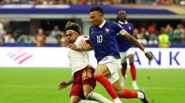 Kylian Mbappé de Francia en acción con Lamine Yamal de España.