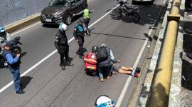 Un hombre saltó de un paso a desnivel en la avenida 10 de Agosto, centro de Quito.