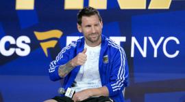 El delantero argentino Lionel Messi (n.º 10) hace el gesto de pulgar hacia arriba durante un evento para aficionados en el Javits Center de Nueva York el 17 de julio de 2026, dos días antes de la final del Mundial de fútbol de 2026 entre España y Argentina.