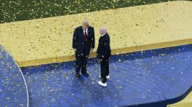 El presidente de EE. UU., Donald Trump, y el presidente de la FIFA, Gianni Infantino, durante la entrega del trofeo.