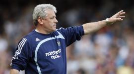 El entrenador inglés del Newcastle, Kevin Keegan, hace un gesto durante el partido de la Premier League contra el West Ham en Upton Park, al este de Londres, el 26 de abril de 2008.