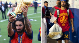 Marc Cucurella lleva el trofeo del Mundial 2026 dentro de una bolsa de plástico.