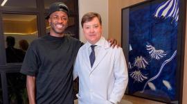 Vinicius Junior junto al dermatólogo Alessandro Alarcão en una clínica en Brasil.