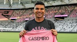 Casemiro posa con su nueva camiseta del Inter Miami.
