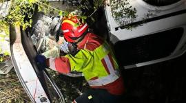Una persona quedó atrapada tras caer un vehículo a una quebrada en Alangasí.
