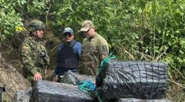 Militares durante un operativo para incautar droga en Ecuador.