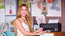 La cantante colombiana recreó la fotografía que se tomó en 1997 y que se volvió viral.