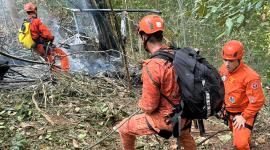 Miembros del Departamento de Bomberos de Río de Janeiro trabajan tras la caída de un helicóptero, que causó la muerte de cuatro personas, en el Parque Nacional de Tijuca, en Río de Janeiro, Brasil.