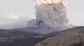 Este lunes se registra emisión de ceniza y gases en el volcán Puracé, en Colombia.