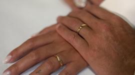 La pareja anunció su matrimonio en redes sociales con una fotografía de sus anillos.