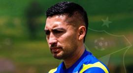 Carlos Hidalgo mientras dirige un partido de fútbol.