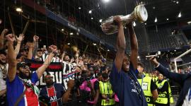 El defensa ecuatoriano Willian Pacho levanta el trofeo de la Supercopa de Europa 2026.