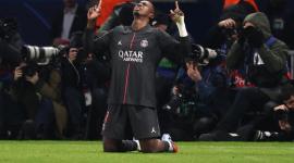 Willian Pacho festeja la victoria con el PSG.