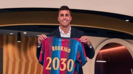 Rodri Hernández fima contrato con el FC Barcelona hasta 2030.