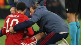El centrocampista alemán del Bayern de Múnich, Jamal Musiala, recibe atención médica.