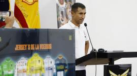 El ciclista ecuatoriano Jhonatan Narváez en rueda de prensa por la Vuelta Ciclística al Ecuador 2026.