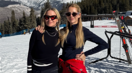 Stephany Hollihan y Lavinia Valbonesi posan juntas en unas vacaciones en la nieve.