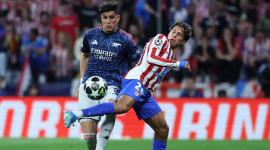Piero Hincapié disputa un partido con el Arsenal siendo parte de la plantilla titular.