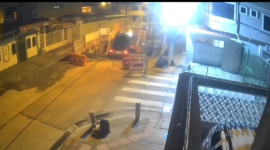 Cámaras de seguridad captaron el impacto de un vehículo con materiales de una obra pública en La Alborada.