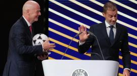 Gianni Infantino, presidente de la FIFA, y Aleksander Ceferin, presidente de la UEFA, dialogan tras tras su intervención en el 50.º Congreso Ordinario de la UEFA en Bruselas el 12 de febrero de 2026.