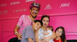 La familia del ciclista ecuatoriano Richard Carapaz lo alentó antes de la cuarta etapa de la Vuelta a España.