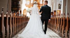 Pareja ingresa a la iglesia para contraer matrimonio.