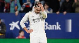Raúl Asencio jugador del Real Madrid se lamenta al salir de la cancha.