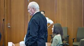 Kevin Reddington, abogado defensor de Lindsay Clancy, y Lindsay Clancy observan mientras el jurado permanece estancado y el juez indica que declarará la nulidad del juicio.