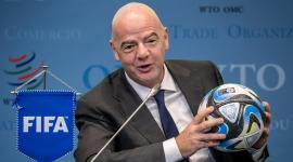 El presidente de la FIFA, Gianni Infantino, sostiene un balón oficial de la Copa Mundial Femenina de la FIFA 2023 durante el evento "¡Haciendo negocios para las mujeres!"