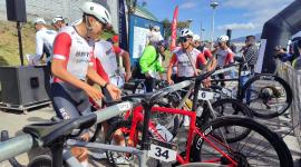 Ciclistas se alistan para la primera etapa de la Vuelta Ciclística al Ecuador.