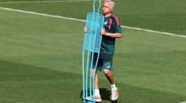 El entrenador portugués del Real Madrid, José Mourinho, dirige una sesión de entrenamiento en la Ciudad Real Madrid, en Madrid, el 7 de septiembre de 2026, antes del partido de la primera jornada de la fase de grupos de la Liga de Campeones de la UEFA entre el Real Madrid y el Inter de Milán.