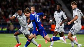 El delantero belga del Paris Saint-Germain, Mika Godts (n.º 22), controla el balón durante el partido de la primera jornada de la fase de liga de la UEFA Champions League entre el Paris Saint-Germain (PSG) y el Slovan Bratislava