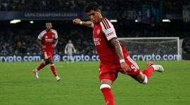El defensa ecuatoriano del Arsenal, Piero Hincapié (n.º 5), golpea el balón durante el partido de fútbol de la fase de liga de la UEFA Champions League (jornada 1) entre el Nápoles y el Arsenal