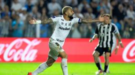El delantero del Santos #09 Gabriel Barbosa reacciona durante el partido de ida de los cuartos de final de la Copa Sudamericana entre el Santos de Brasil y el Atlético Mineiro en el estadio Urbano Caldeira de Santos, estado de Sao Paulo, Brasil, el 9 de septiembre de 2026.