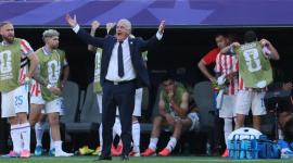 Paraguay's Argentine head coach Gustavo Alfaro gestures on the touchline during the 2026 World Cup round of 16 football match between Paraguay and France at the Philadelphia Stadium in Philadelphia on July 4, 2026.  (Photo by Odd ANDERSEN / AFP)