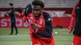 El ecuatoriano Jordy Caicedo en calentamiento previo al partido Huracán vs. Racing.