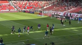 Liga de Quito calienta en el estadio Rodrigo Paz Delgado.