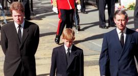 El hermano de la difunta princesa Diana, el conde Spencer, su hijo el príncipe Harry y el entonces príncipe Carlos en el funeral de la princesa de Gales, el 6 de septiembre de 1997.