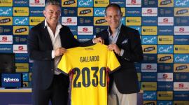 Marcelo Gallardo recibe la camiseta de la Selección de Ecuador