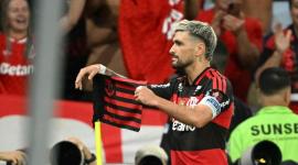 Giorgian de Arrascaeta (10), celebra tras marcar el primer gol de su equipo durante el partido de vuelta de los cuartos de final de la Copa Libertadores entre el Flamengo e IDV.
