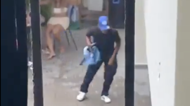 Un hombre habría ingresado a la zona de la piscina de un hotel en Salinas para sustraer pertenencias de los huéspedes; el hecho quedó registrado por cámaras de seguridad.