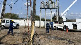 Técnicos de CNEL culminaron los trabajos emergentes en la subestación América, ubicada en el cantón Daule, tras registrarse un cortocircuito que afectó parte de la infraestructura eléctrica.