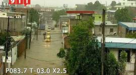 Fuerte lluvia inunda calles en Portoviejo: Moradores bloquean vías para proteger sus casas