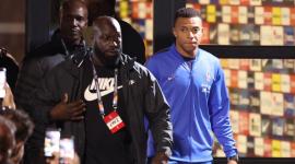 El delantero francés número 10, Kylian Mbappé (derecha), abandona el estadio de Kocaeli tras el partido de ida de la Liga de Naciones de la UEFA (Liga A, Grupo 1) entre Turquía y Francia, disputado en Izmit el 25 de septiembre de 2026.
