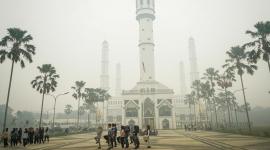 Estudiantes realizan ejercicios de marcha en medio de la neblina provocada por incendios forestales en el patio de la Gran Mezquita Mujahidin en Pontianak