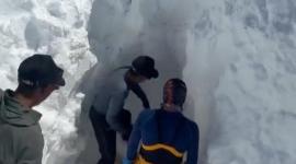 Los equipos de rescate buscan supervivientes después de que una avalancha sepultara el campamento base de Himlung, Nepal