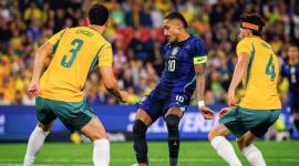 El brasileño Raphinha (centro) controla el balón durante el partido amistoso internacional de fútbol entre Australia y Brasil en el estadio Suncorp de Brisbane, el 29 de septiembre de 2026.