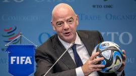 El presidente de la FIFA, Gianni Infantino, sostiene un balón oficial de la Copa Mundial Femenina de la FIFA 2023 durante el debate