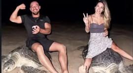 El influencer Vadym Oleynik fue criticado por sentarse sobre una tortuga marina durante la puesta de huevos en Ras al Hadd, una zona protegida de Omán, en Medio Oriente.