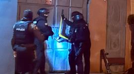 Fiscalía investiga una presunta red que habría sustraído y comercializado vehículos y autopartes desde patios de retención policial en Guayaquil.